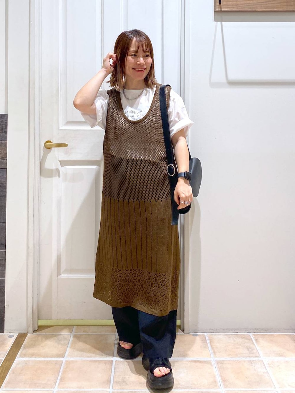 ブラック系のサンダル、ブラック系のその他パンツ、ホワイト系のTシャツ/カットソーを着用したレディースの夏コーディネートの2枚目の写真