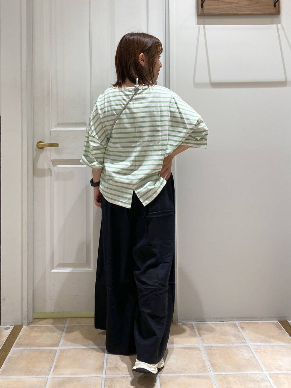 ブラック系のその他パンツ、その他のショルダーバッグ、ブラック系のスニーカーを着用したレディースの秋コーディネートの6枚目の写真