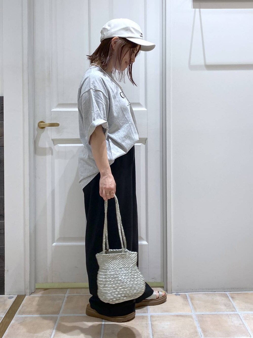 その他のサンダル、ブラック系のその他パンツ、グレー系のTシャツ/カットソーを着用したレディースの春コーディネートの5枚目の写真