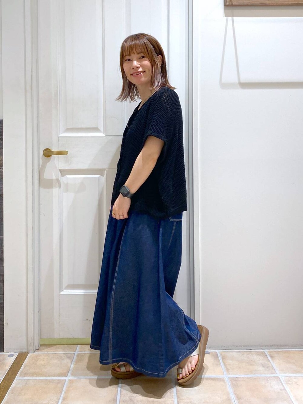 その他のサンダル、ブルー系のデニムパンツ、ブラック系のニット/セーターを着用したレディースの夏コーディネートの4枚目の写真