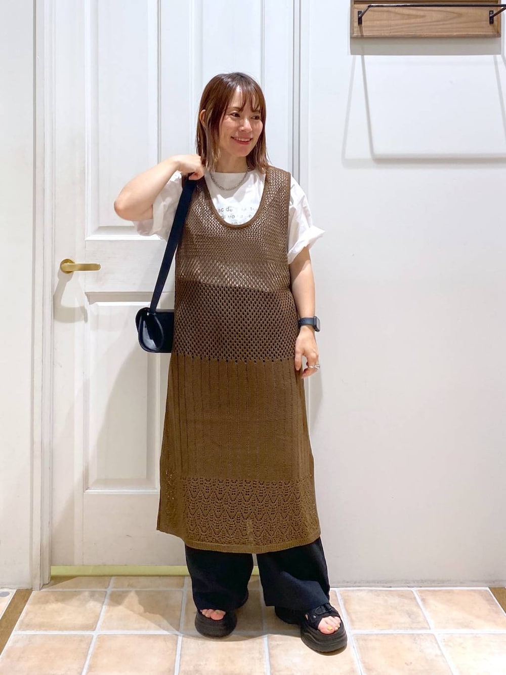 ブラック系のサンダル、ブラック系のその他パンツ、ホワイト系のTシャツ/カットソーを着用したレディースの夏コーディネートの3枚目の写真