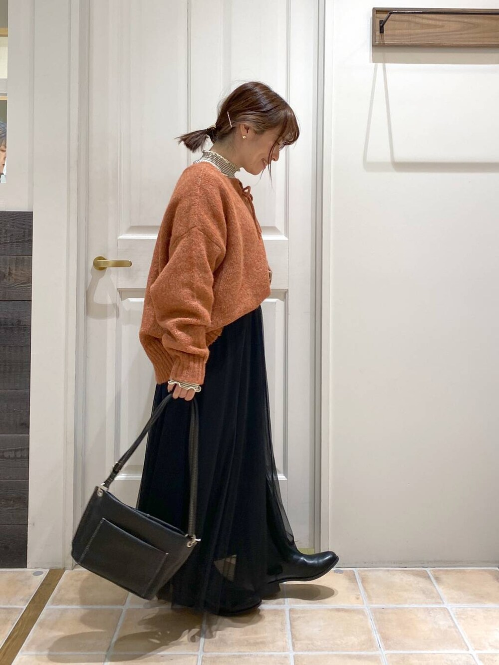 その他のTシャツ/カットソー、ブラック系のブーツ、オレンジ系のニット/セーターを着用したレディースの冬コーディネートの5枚目の写真