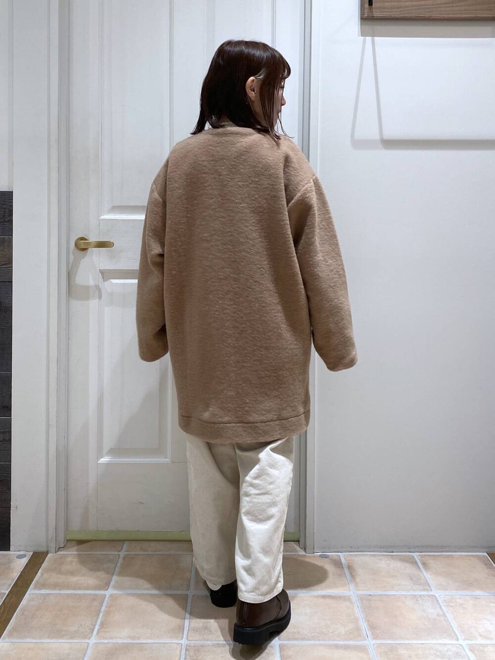 ホワイト系のその他パンツ、ブラウン系のノーカラージャケット、ブラウン系のブーツを着用したレディースの春コーディネートの6枚目の写真