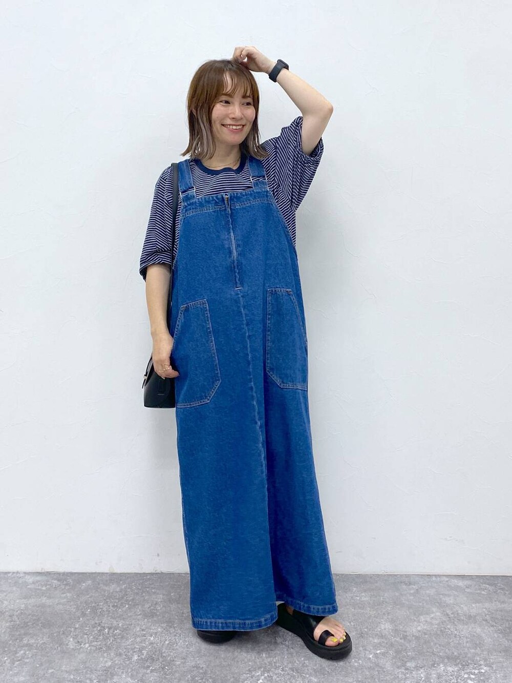 ブラック系のサンダル、その他のTシャツ/カットソー、ブラック系のショルダーバッグを着用したレディースの夏コーディネートの3枚目の写真