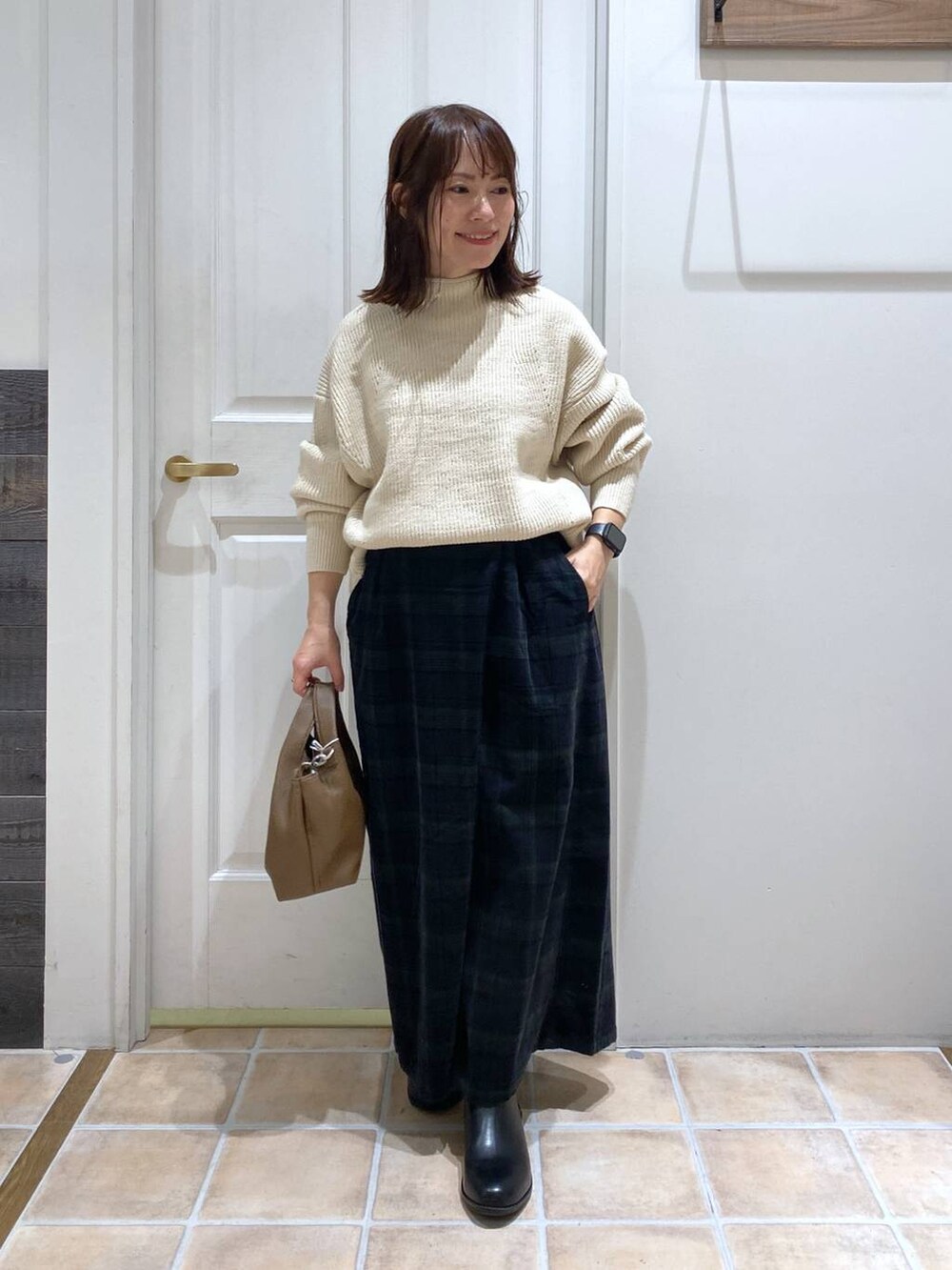 ブラック系のブーツ、ベージュ系のニット/セーター、その他のその他パンツを着用したレディースの秋コーディネートの4枚目の写真