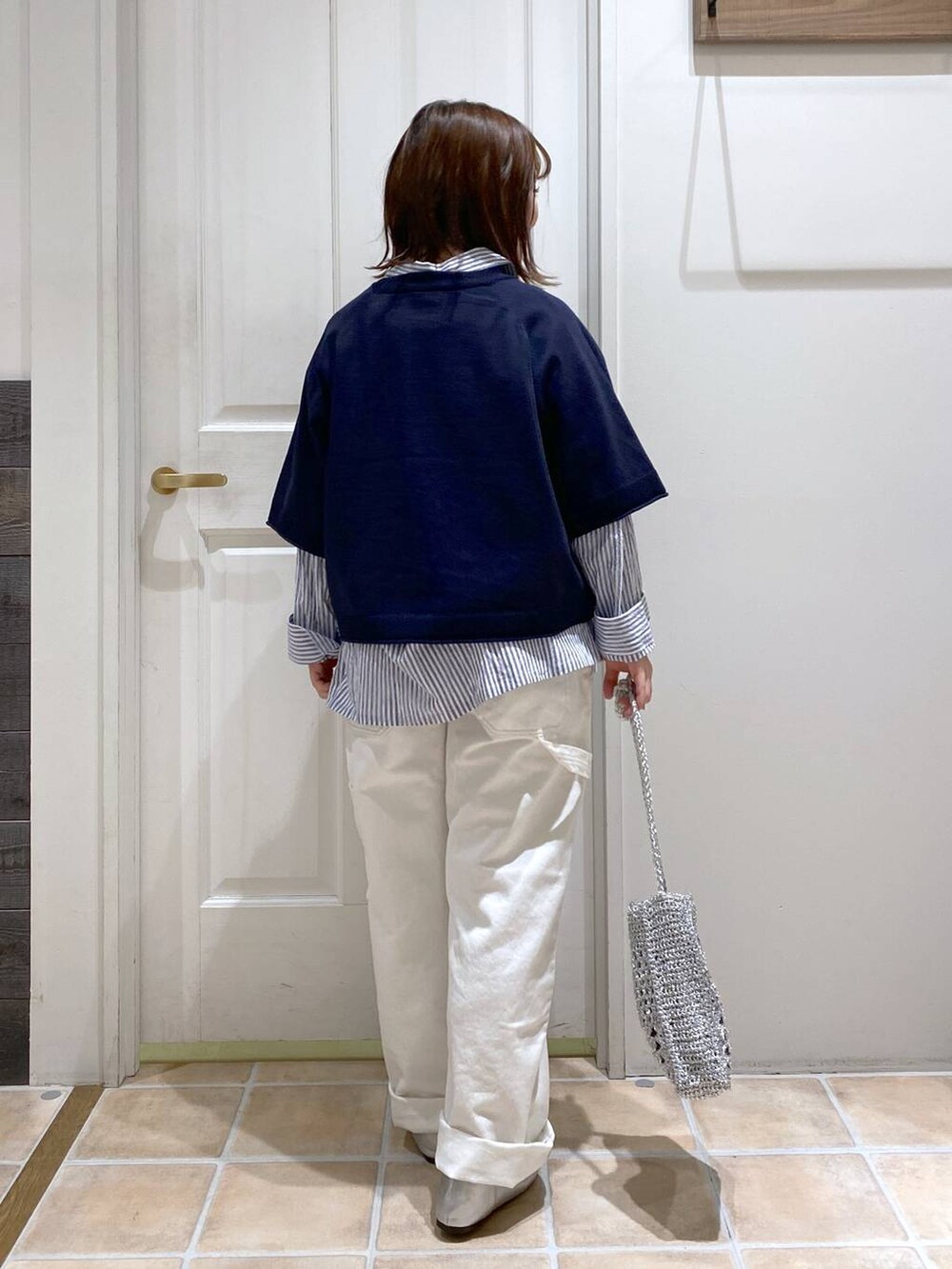 その他のシャツ/ブラウス、ホワイト系のデニムパンツ、その他のパンプスを着用したレディースの春コーディネートの6枚目の写真