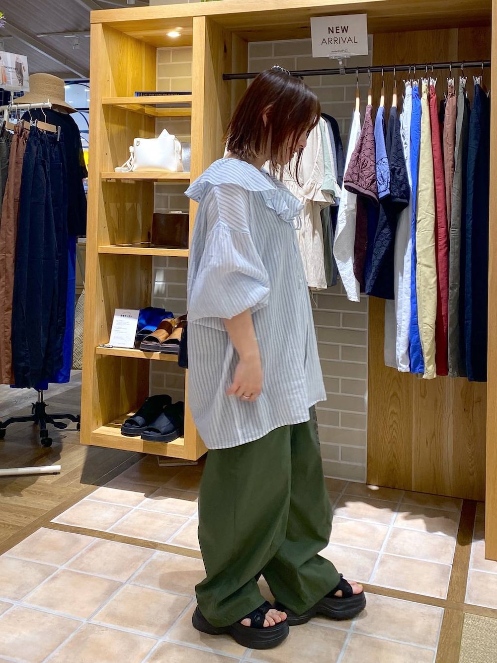 ブラック系のサンダル、グリーン系のその他パンツ、ブラック系のショルダーバッグを着用したレディースの夏コーディネートの6枚目の写真