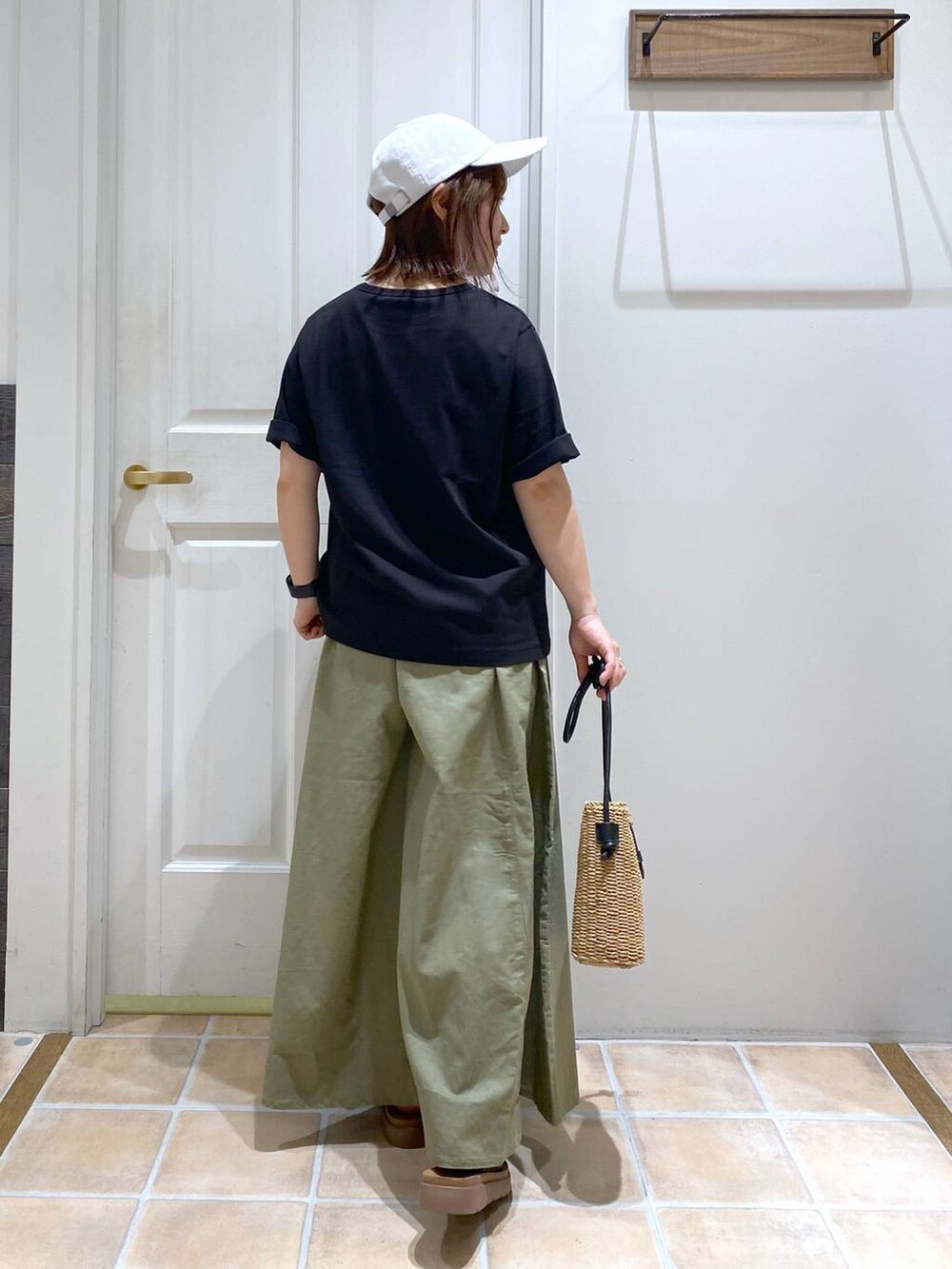 ブラウン系のショルダーバッグ、ブラック系のTシャツ/カットソー、ブラック系のサンダルを着用したレディースの夏コーディネートの5枚目の写真