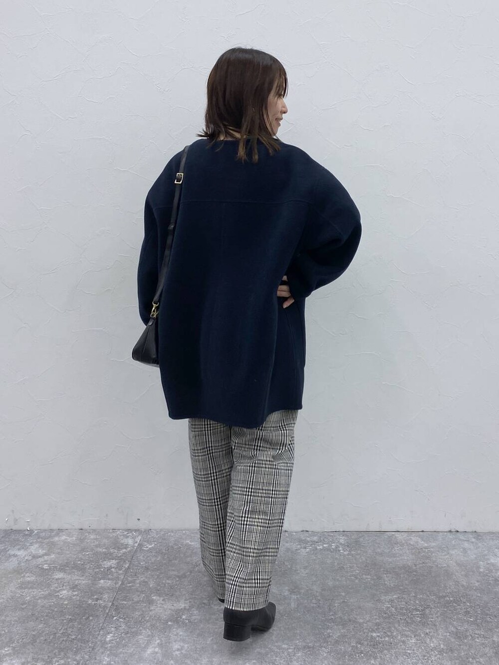 ブルー系のその他アウター、その他のその他パンツ、ブラック系のブーツを着用したレディースの秋コーディネートの7枚目の写真