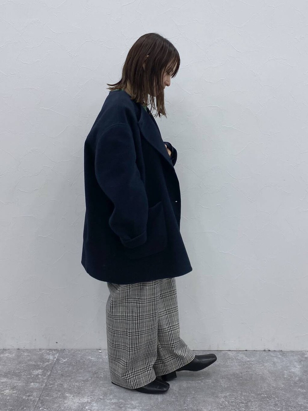 ブルー系のその他アウター、その他のその他パンツ、ブラック系のブーツを着用したレディースの秋コーディネートの6枚目の写真