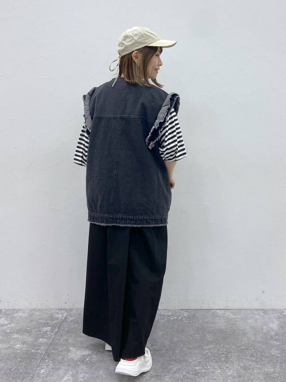 ブラック系のスカート、その他のTシャツ/カットソー、ホワイト系のサンダルを着用したレディースの春コーディネートの5枚目の写真