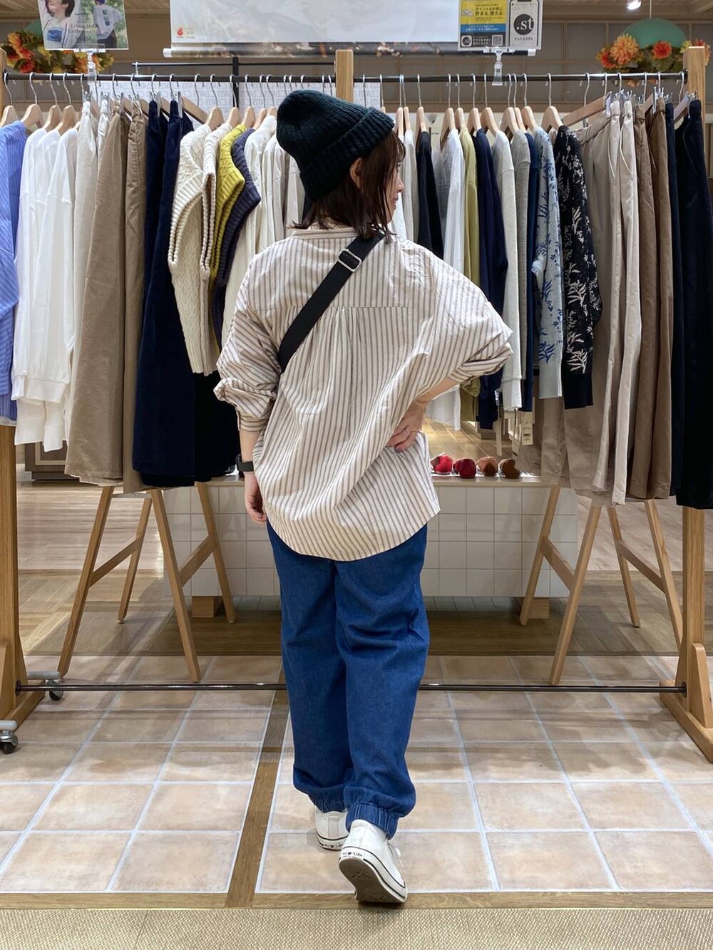 ブルー系のその他パンツ、その他のシャツ/ブラウス、ブラック系のボディバッグ/ウエストポーチを着用したレディースの秋コーディネートの5枚目の写真