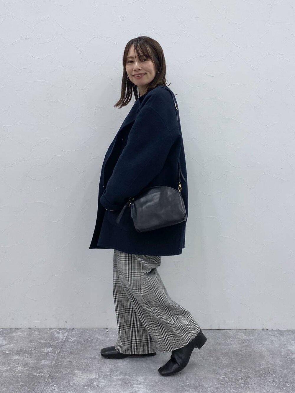 ブルー系のその他アウター、その他のその他パンツ、ブラック系のブーツを着用したレディースの秋コーディネートの5枚目の写真