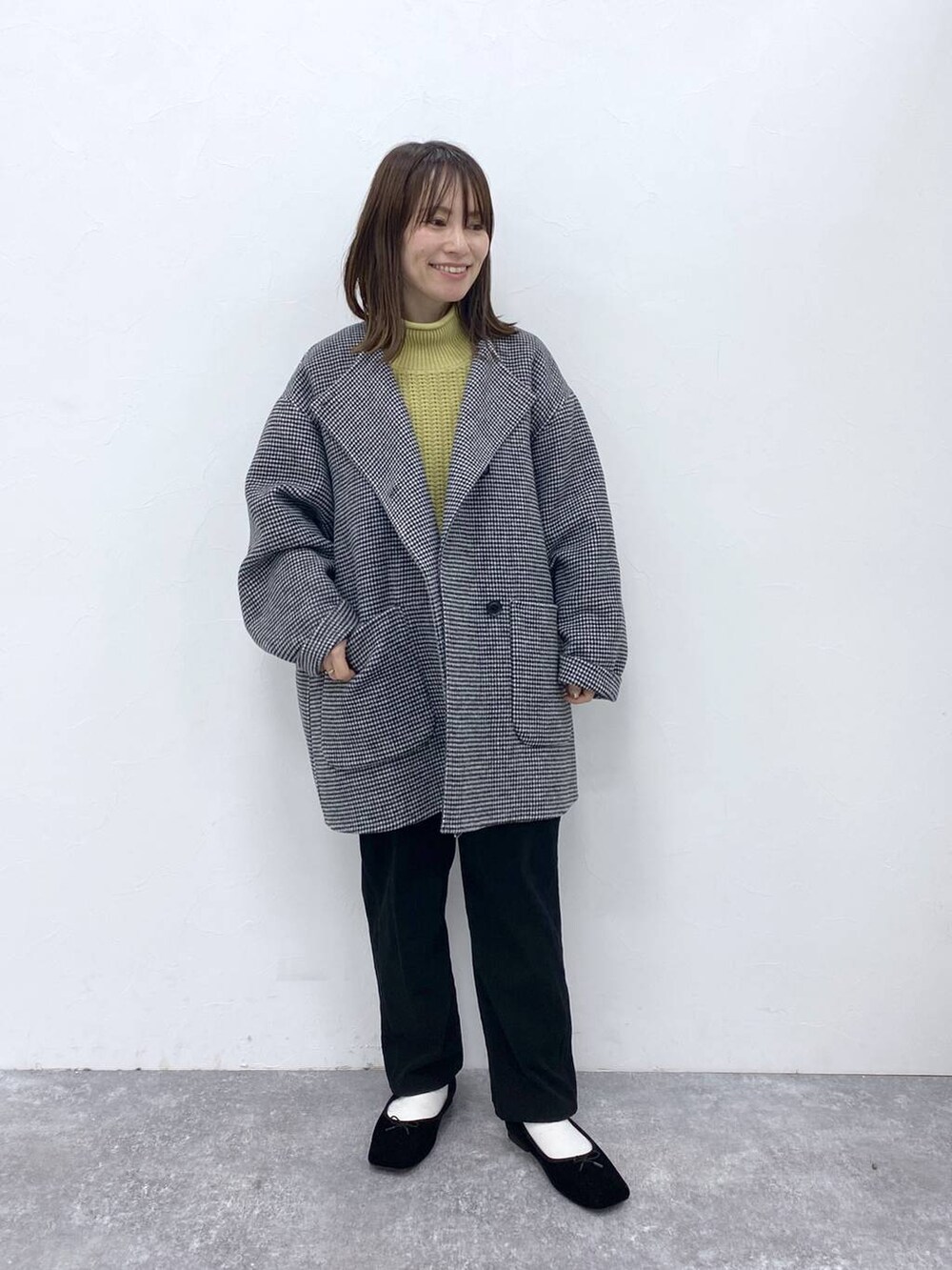 その他のその他アウター、ブラック系のその他パンツ、その他のベストを着用したレディースの秋コーディネートの2枚目の写真