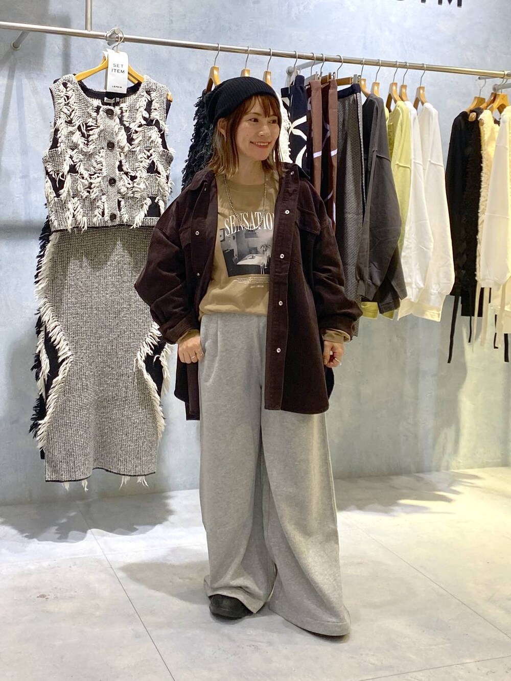 グレー系のスウェットパンツ、ブラック系のスニーカー、ブラウン系のシャツ/ブラウスを着用したレディースの秋コーディネートの3枚目の写真