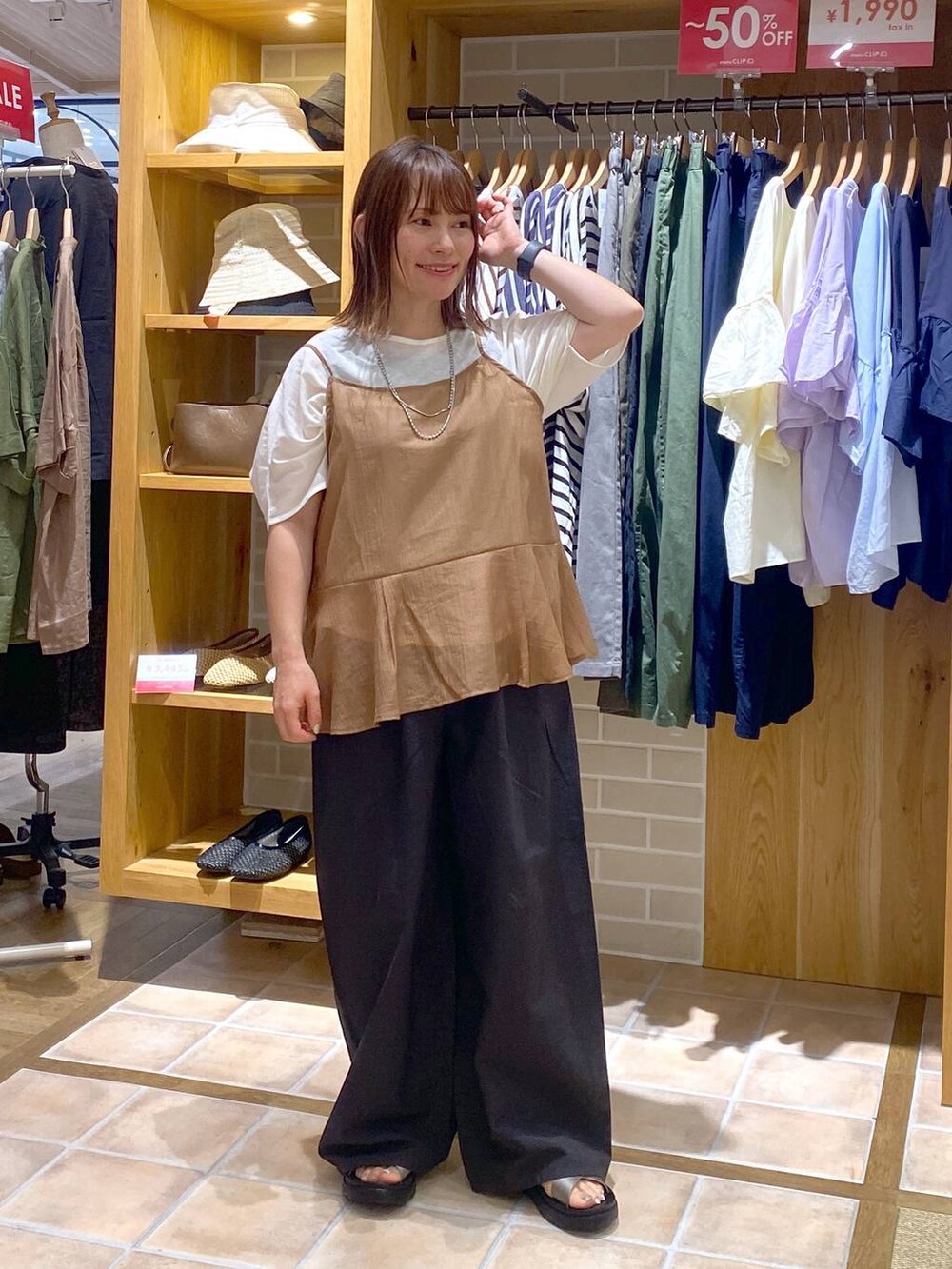 その他のサンダル、ホワイト系のTシャツ/カットソー、グレー系のその他パンツを着用したレディースの夏コーディネートの2枚目の写真