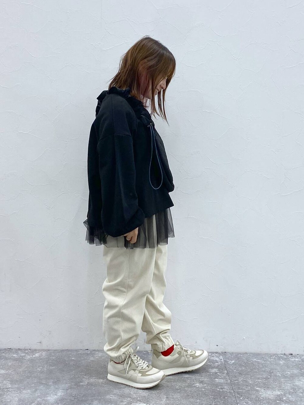 ホワイト系のスニーカー、ブラック系のショルダーバッグ、ブラック系のTシャツ/カットソーを着用したレディースの秋コーディネートの5枚目の写真