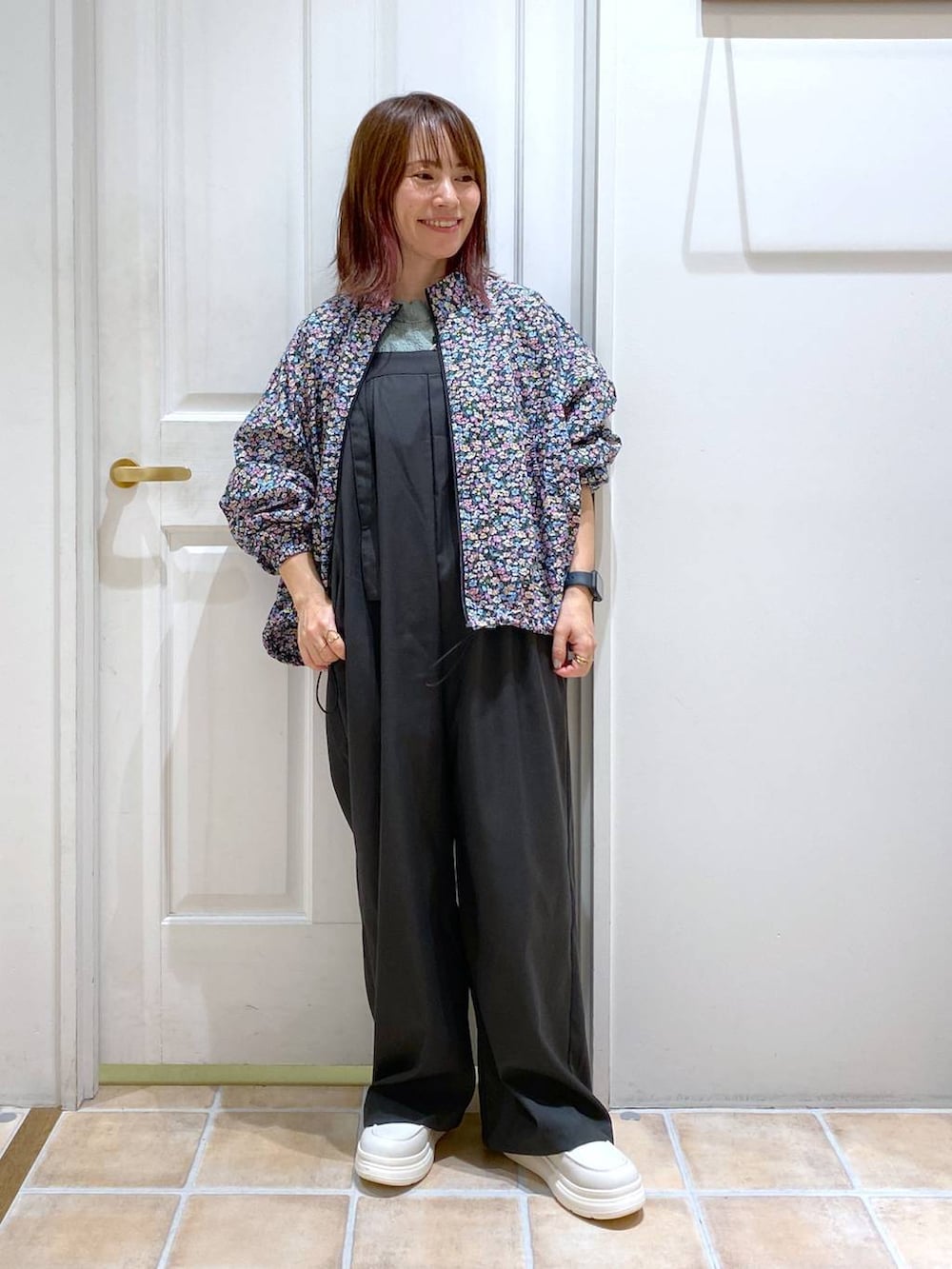 その他のブルゾン、グリーン系のTシャツ/カットソー、ホワイト系のスリッポンを着用したレディースの秋コーディネートの2枚目の写真