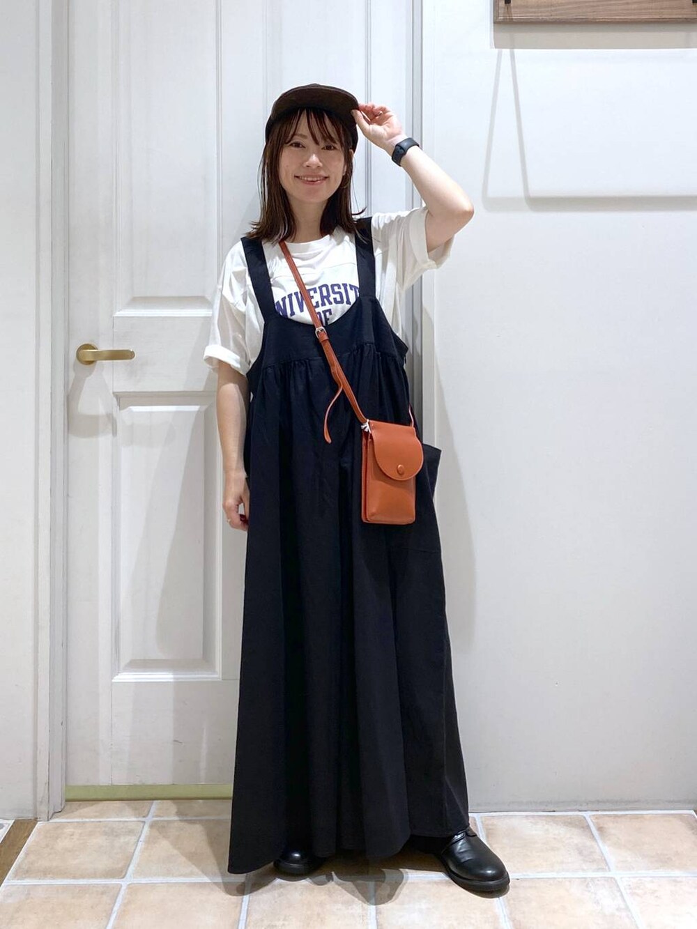 ブラック系のドレスシューズ、ホワイト系のTシャツ/カットソー、レッド系のショルダーバッグを着用したレディースの夏コーディネートの3枚目の写真