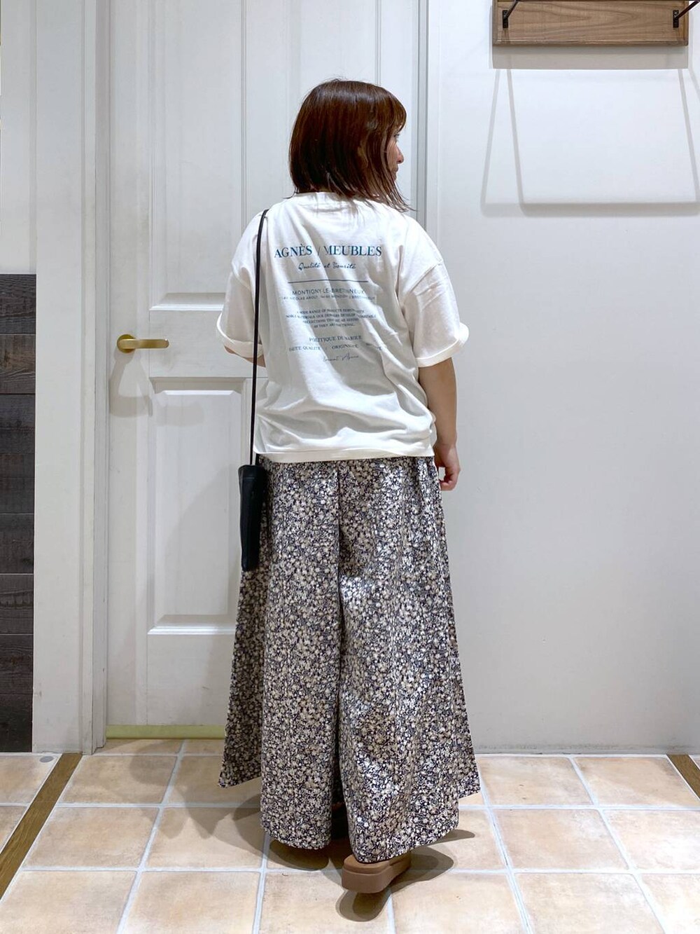 その他のその他パンツ、ブラック系のサンダル、ブラック系のショルダーバッグを着用したレディースの夏コーディネートの5枚目の写真