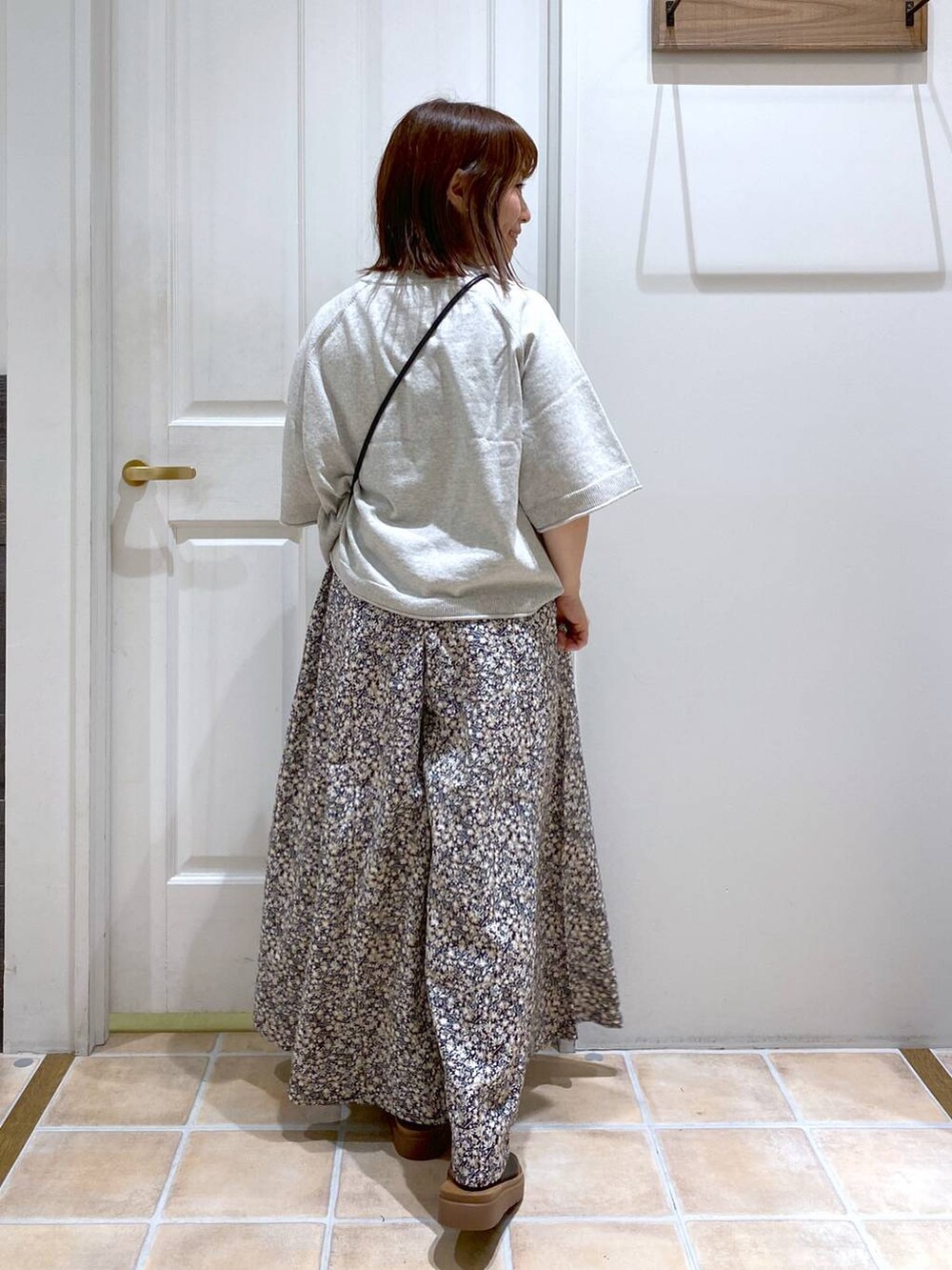 その他のその他パンツ、ブラック系のサンダル、ブラック系のショルダーバッグを着用したレディースの夏コーディネートの6枚目の写真