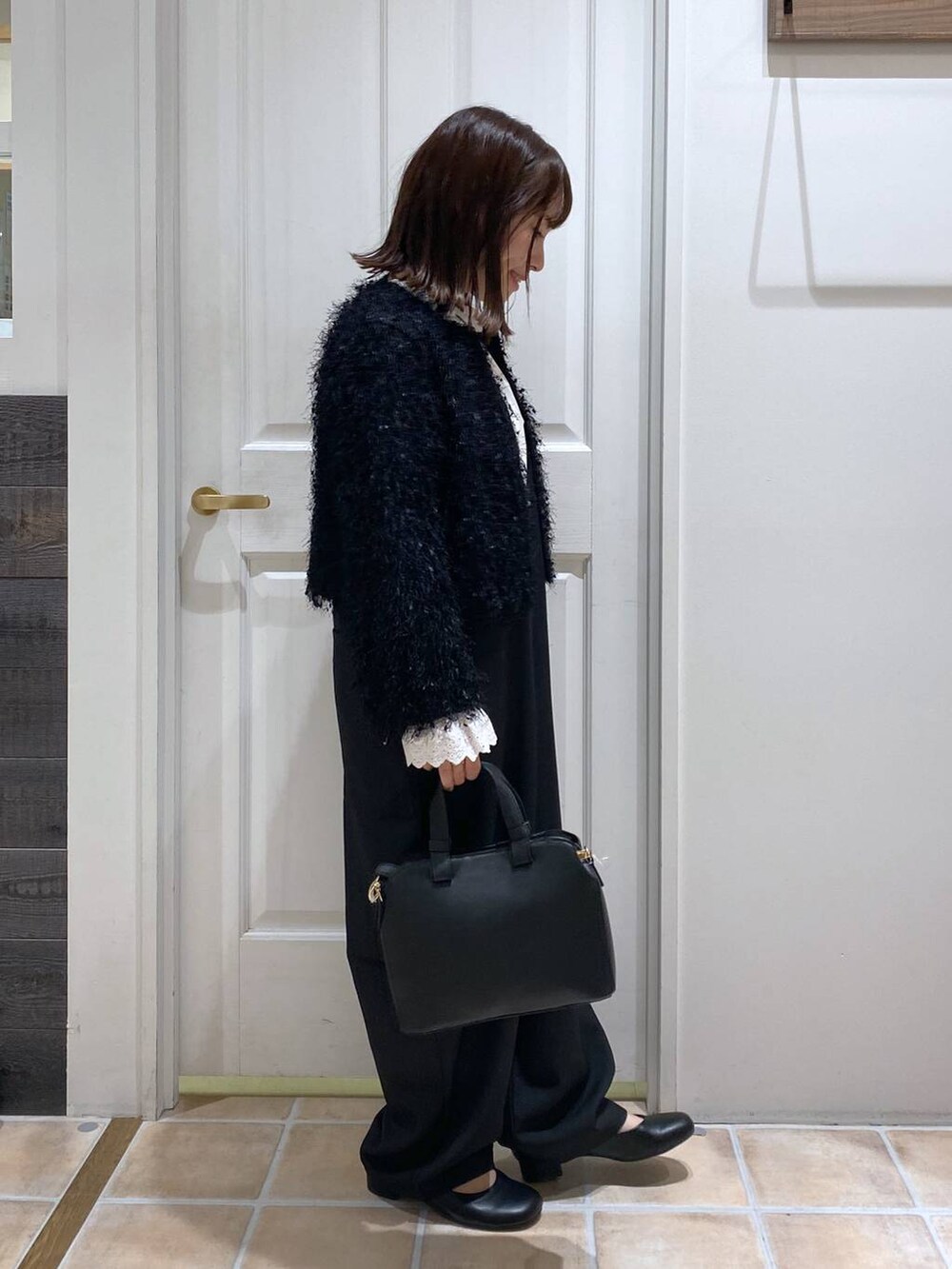 ブラック系のサロペット/オーバーオール、ブラック系のパンプス、ホワイト系のシャツ/ブラウスを着用したレディースの秋コーディネートの7枚目の写真