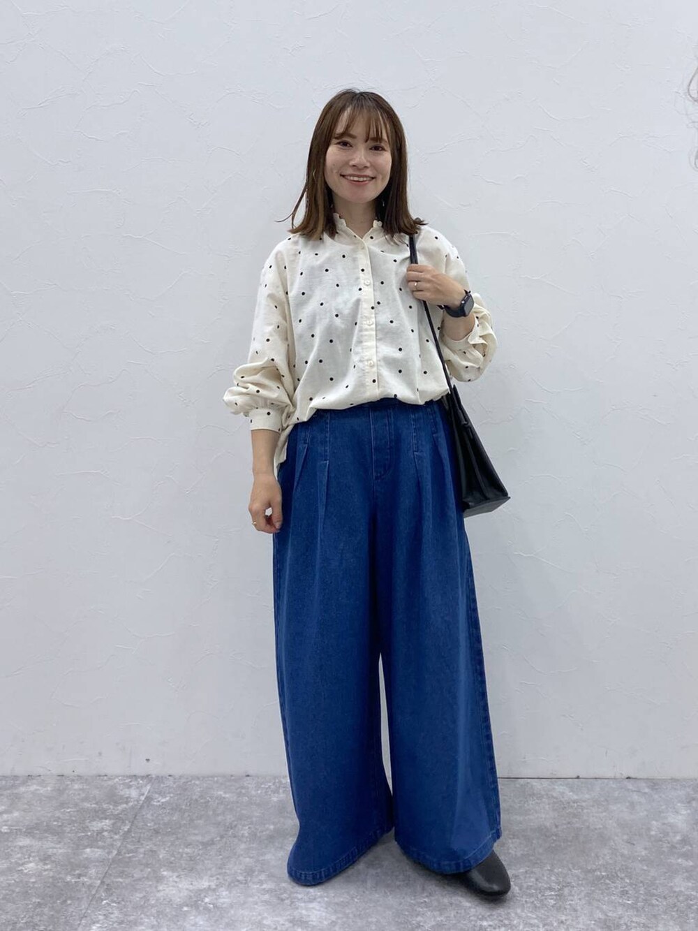 ブラック系のパンプス、ブルー系のその他パンツ、その他のシャツ/ブラウスを着用したレディースの秋コーディネートの2枚目の写真