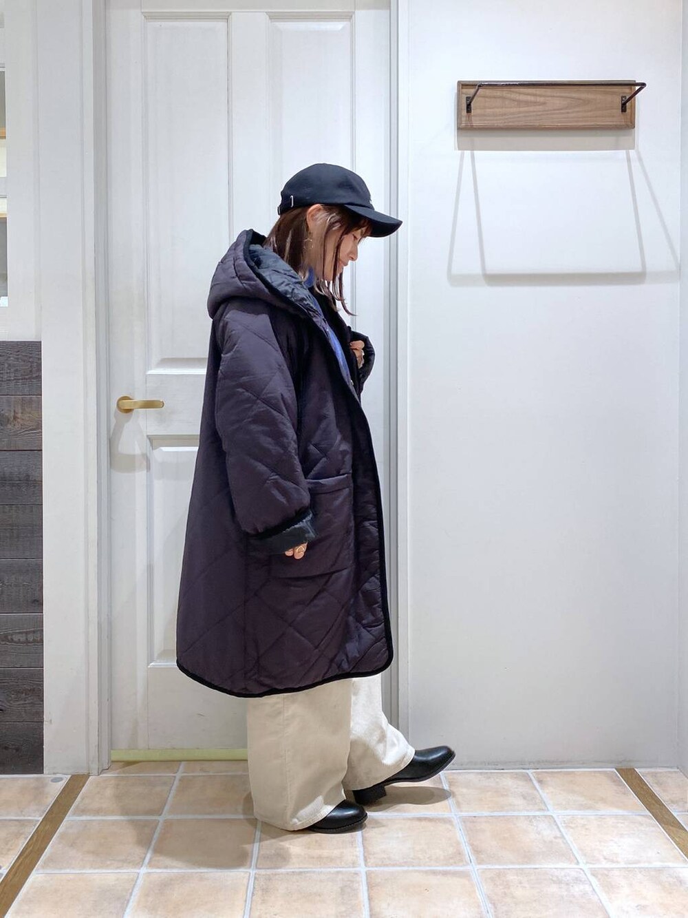 その他のその他アウター、ホワイト系のその他パンツ、ブラック系のブーツを着用したレディースの冬コーディネートの5枚目の写真