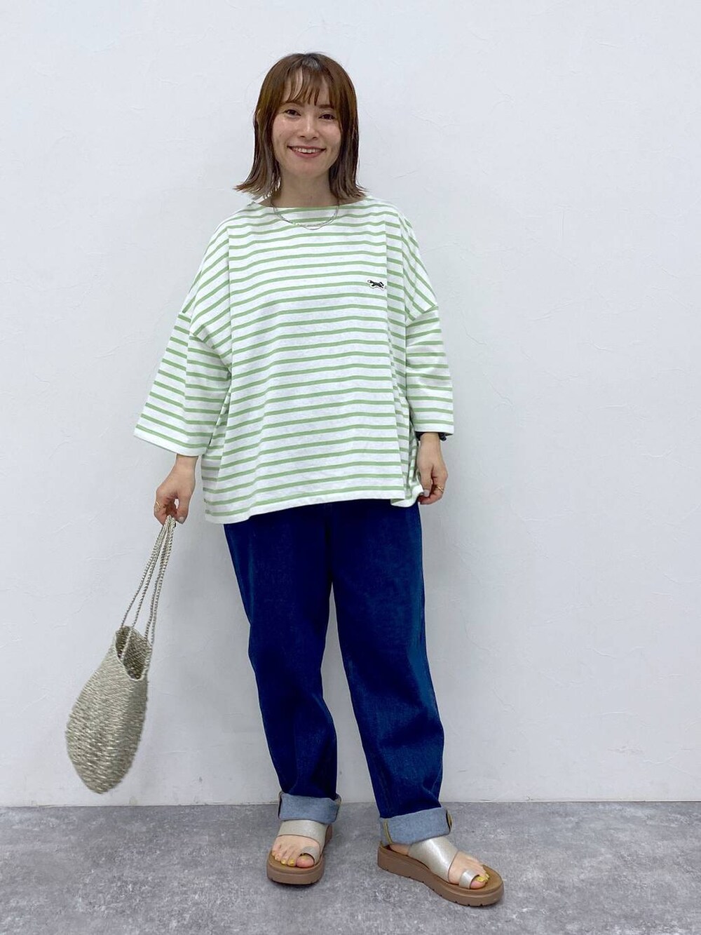 その他のサンダル、その他のハンドバッグ、シルバー系のネックレスを着用したレディースの夏コーディネートの2枚目の写真