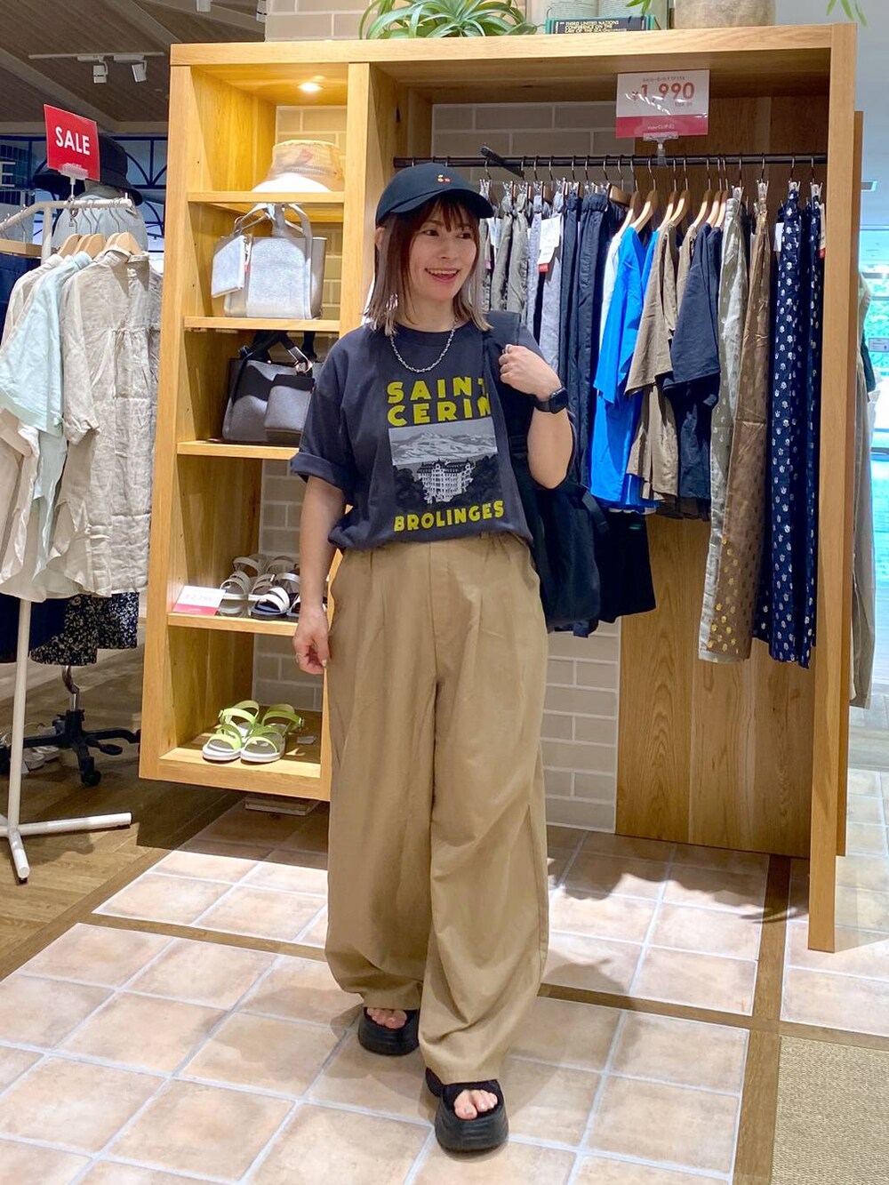 ブラック系のサンダル、グレー系のTシャツ/カットソー、ベージュ系のその他パンツを着用したレディースの秋コーディネートの3枚目の写真