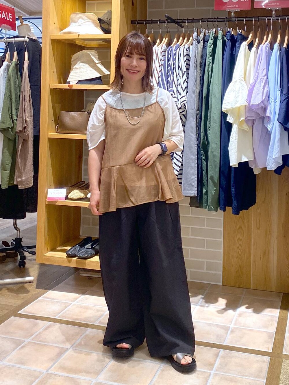 その他のサンダル、ホワイト系のTシャツ/カットソー、グレー系のその他パンツを着用したレディースの夏コーディネートの3枚目の写真