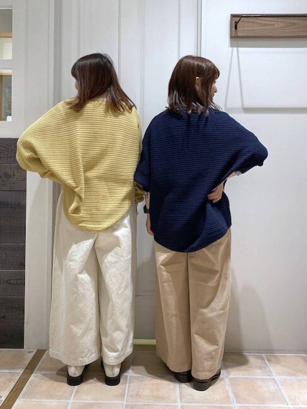 ブルー系のニット/セーター、イエロー系のニット/セーター、その他のTシャツ/カットソーを着用したレディースの冬コーディネートの4枚目の写真