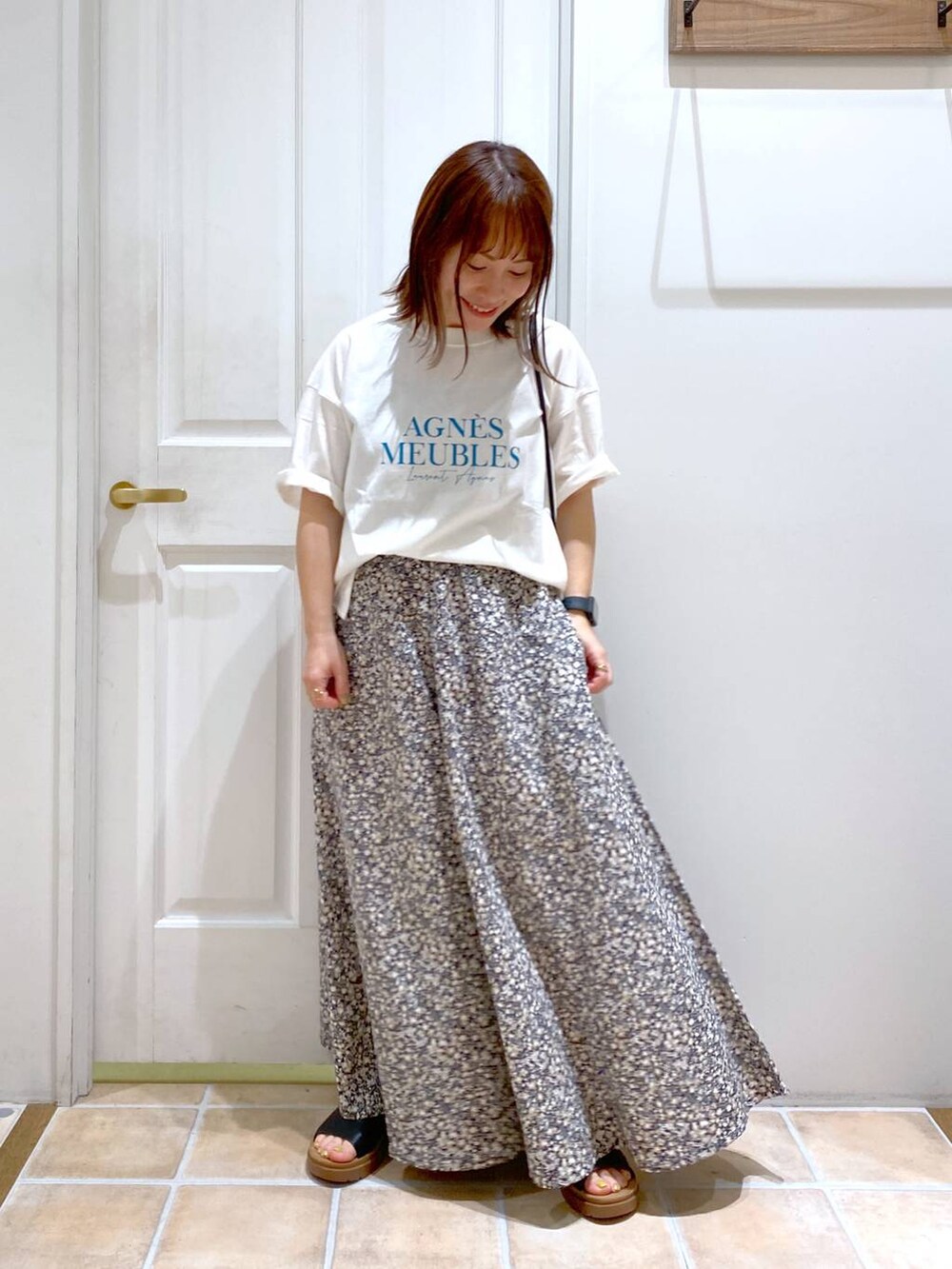 その他のその他パンツ、ブラック系のサンダル、ブラック系のショルダーバッグを着用したレディースの夏コーディネートの2枚目の写真