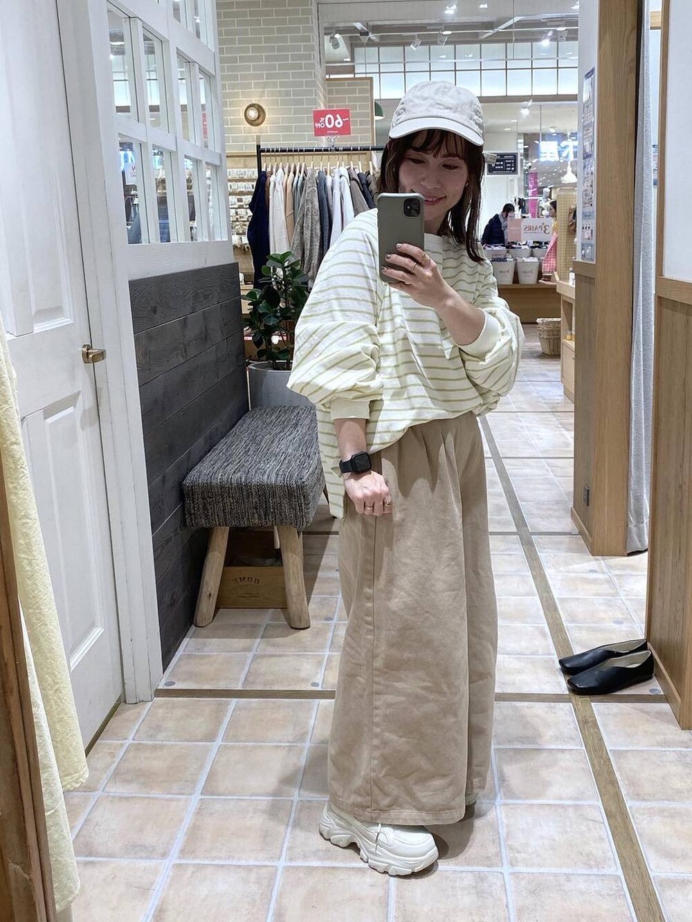 ホワイト系のスニーカー、ベージュ系のその他パンツを着用したレディースの冬コーディネートの2枚目の写真