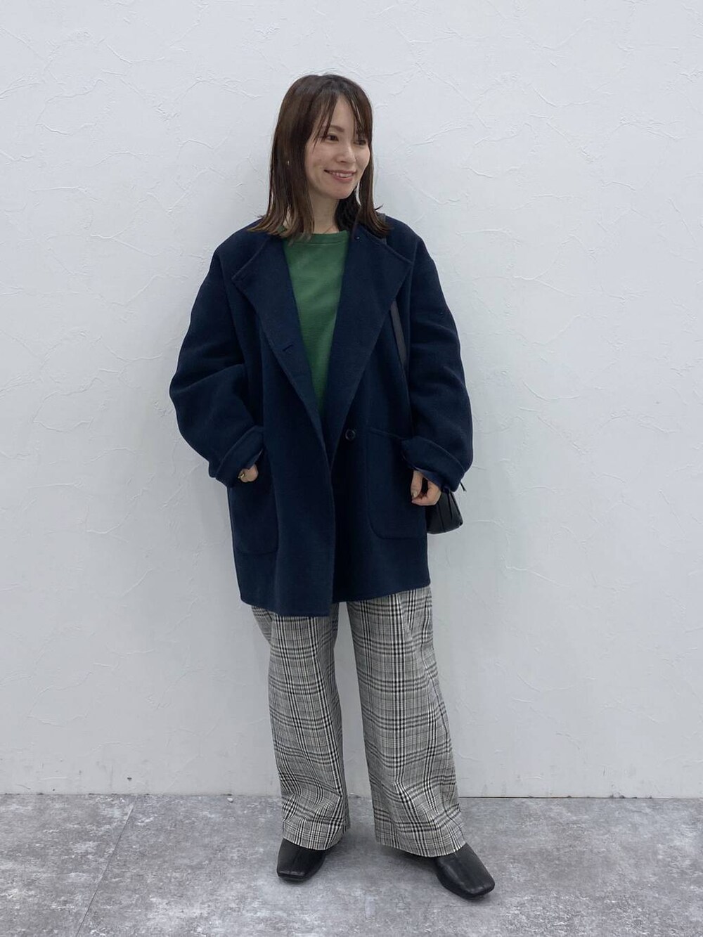 ブルー系のその他アウター、その他のその他パンツ、ブラック系のブーツを着用したレディースの秋コーディネートの2枚目の写真