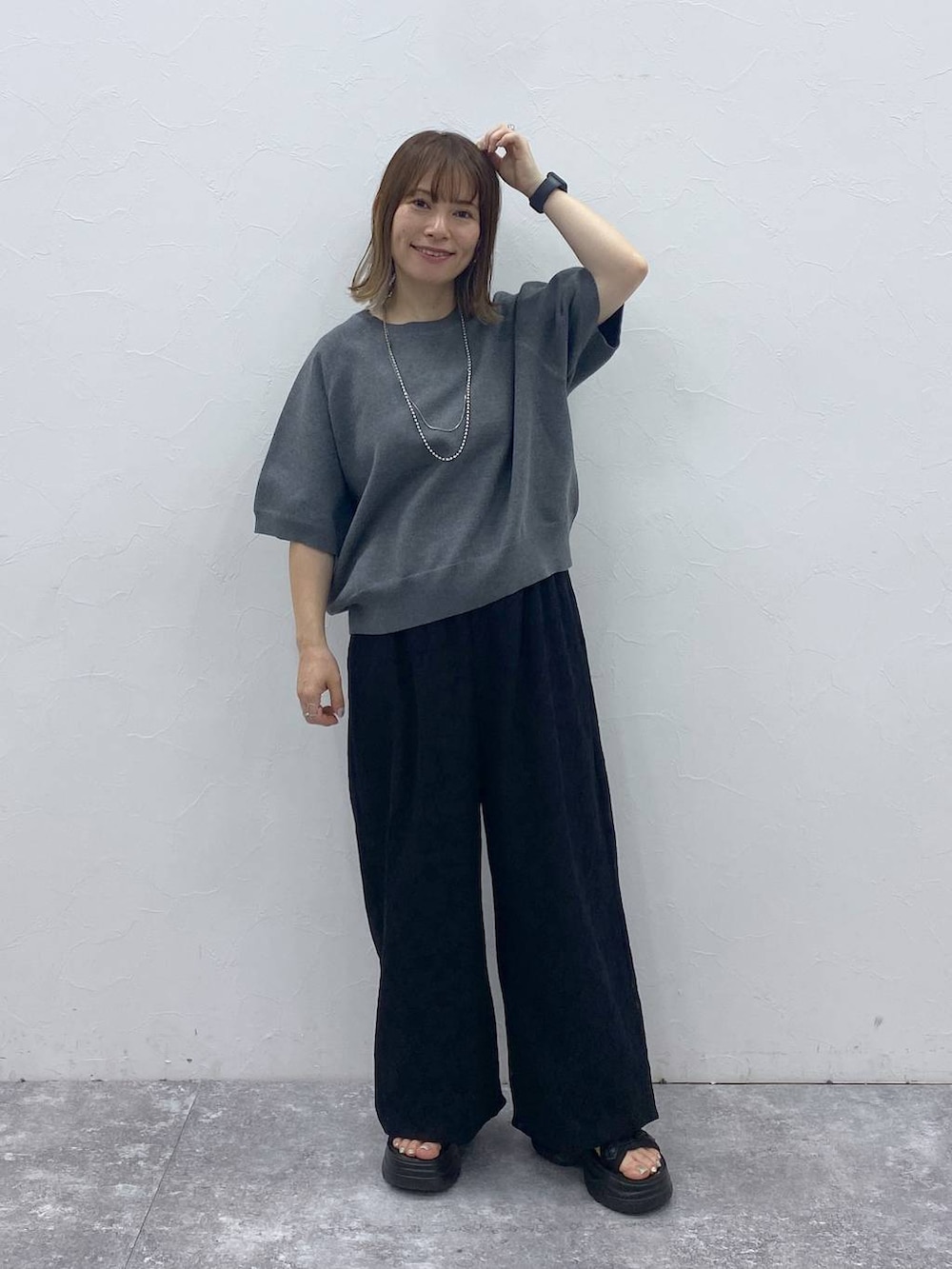 ブラック系のサンダル、グレー系のスウェット、ブラック系のその他パンツを着用したレディースの秋コーディネートの3枚目の写真