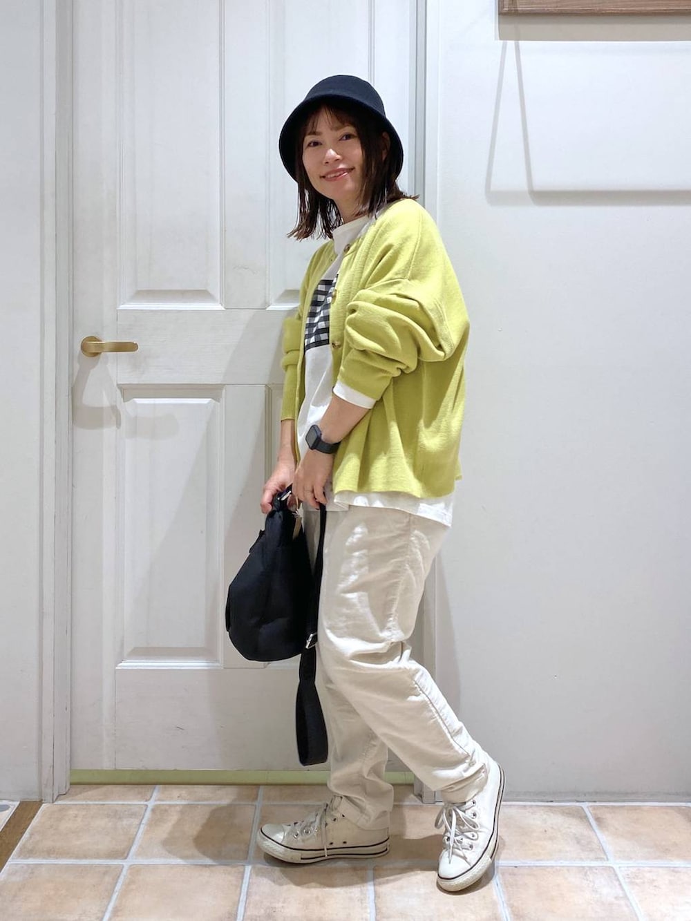 ホワイト系のその他パンツ、イエロー系のカーディガン/ボレロ、その他のTシャツ/カットソーを着用したレディースの秋コーディネートの5枚目の写真