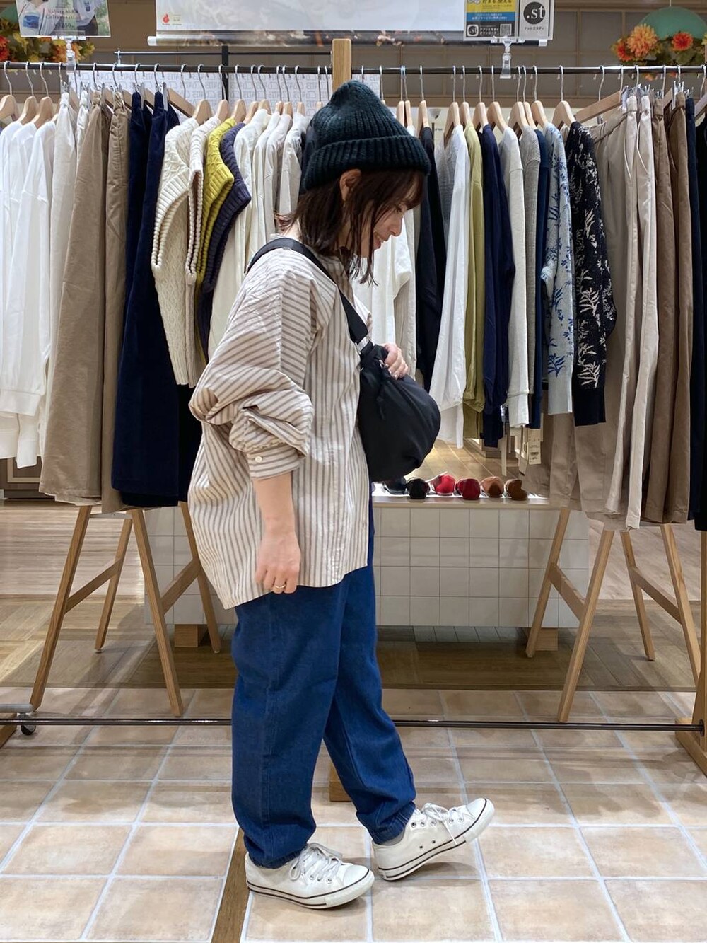 ブルー系のその他パンツ、その他のシャツ/ブラウス、ブラック系のボディバッグ/ウエストポーチを着用したレディースの秋コーディネートの4枚目の写真