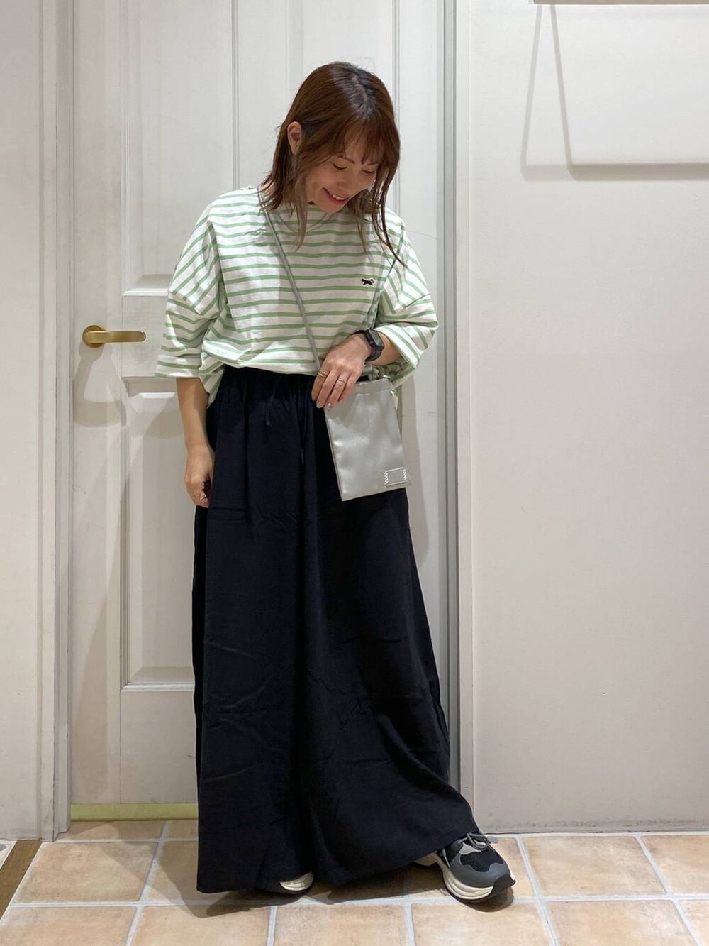 ブラック系のその他パンツ、その他のショルダーバッグ、ブラック系のスニーカーを着用したレディースの秋コーディネートの4枚目の写真