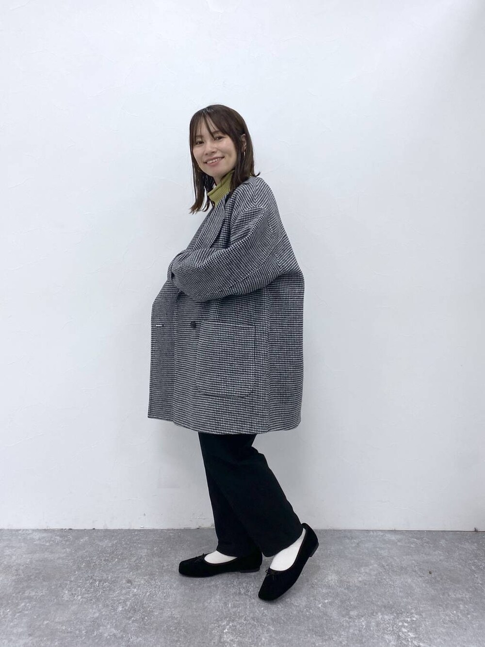 その他のその他アウター、ブラック系のその他パンツ、その他のベストを着用したレディースの秋コーディネートの4枚目の写真