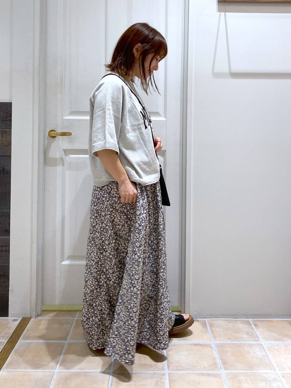 その他のその他パンツ、ブラック系のサンダル、ブラック系のショルダーバッグを着用したレディースの夏コーディネートの4枚目の写真