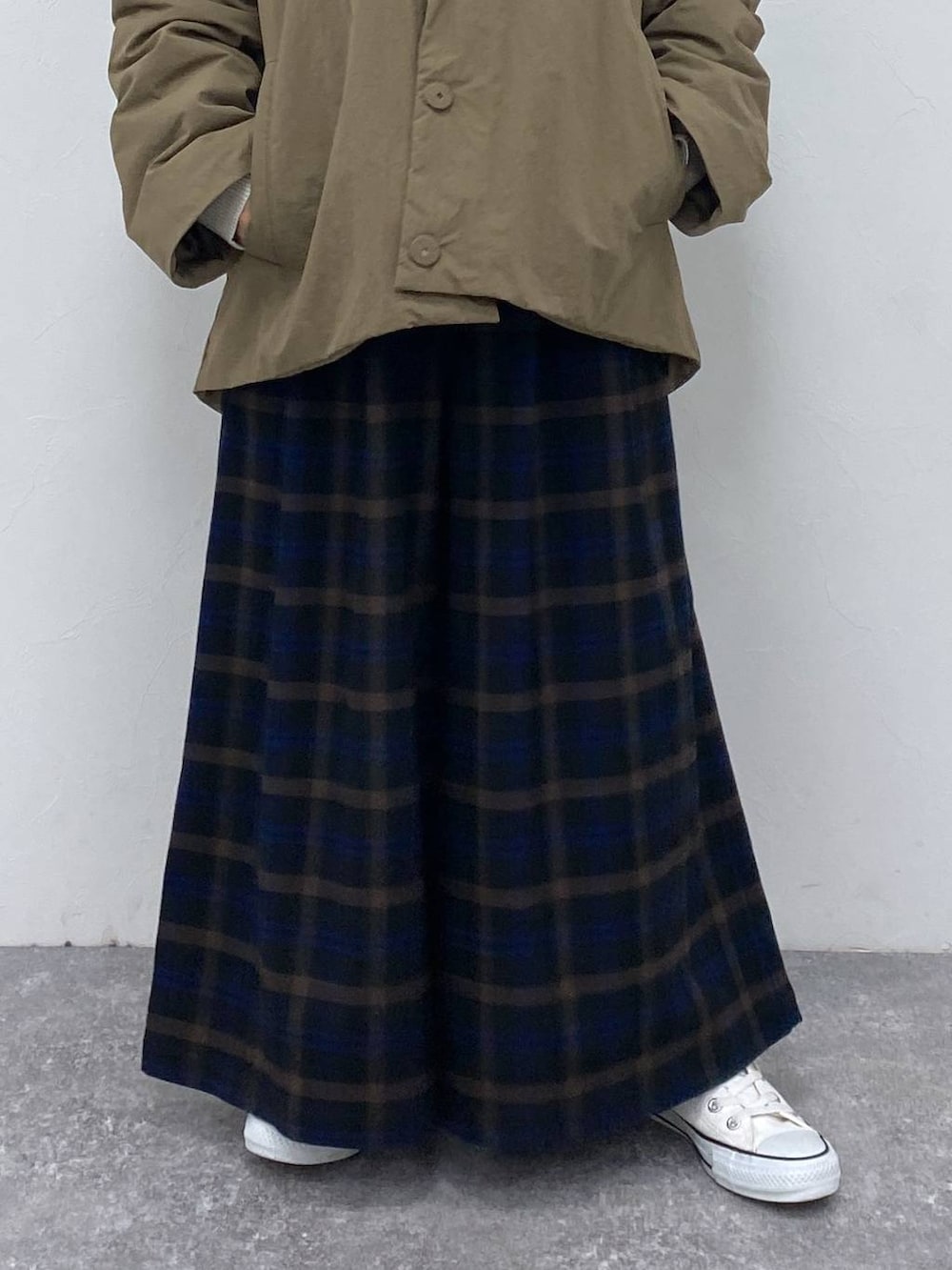 グレー系のカーディガン/ボレロ、ベージュ系のトートバッグ、ブラウン系のその他アウターを着用したレディースの秋コーディネートの3枚目の写真