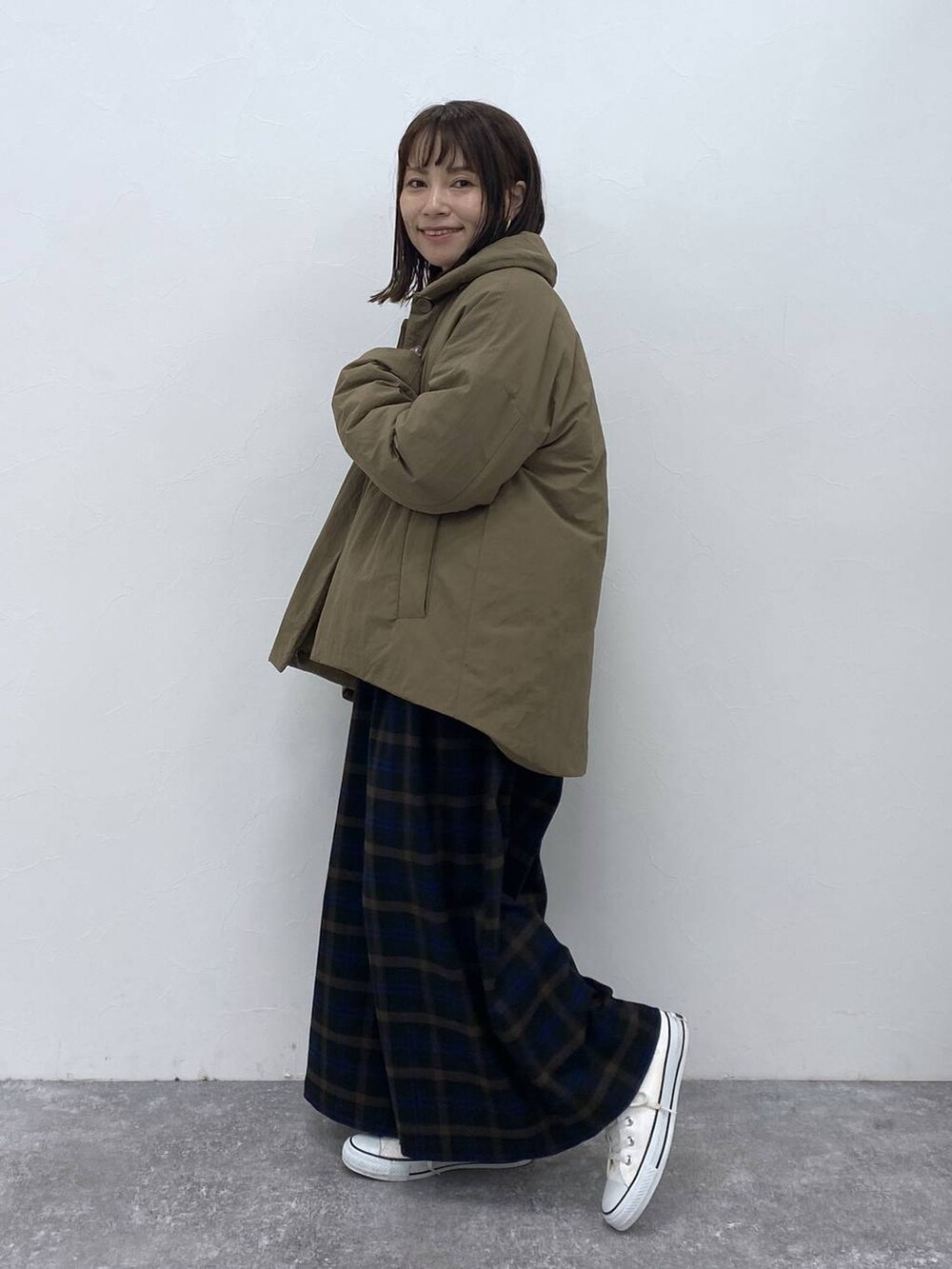 グレー系のカーディガン/ボレロ、ベージュ系のトートバッグ、ブラウン系のその他アウターを着用したレディースの秋コーディネートの7枚目の写真