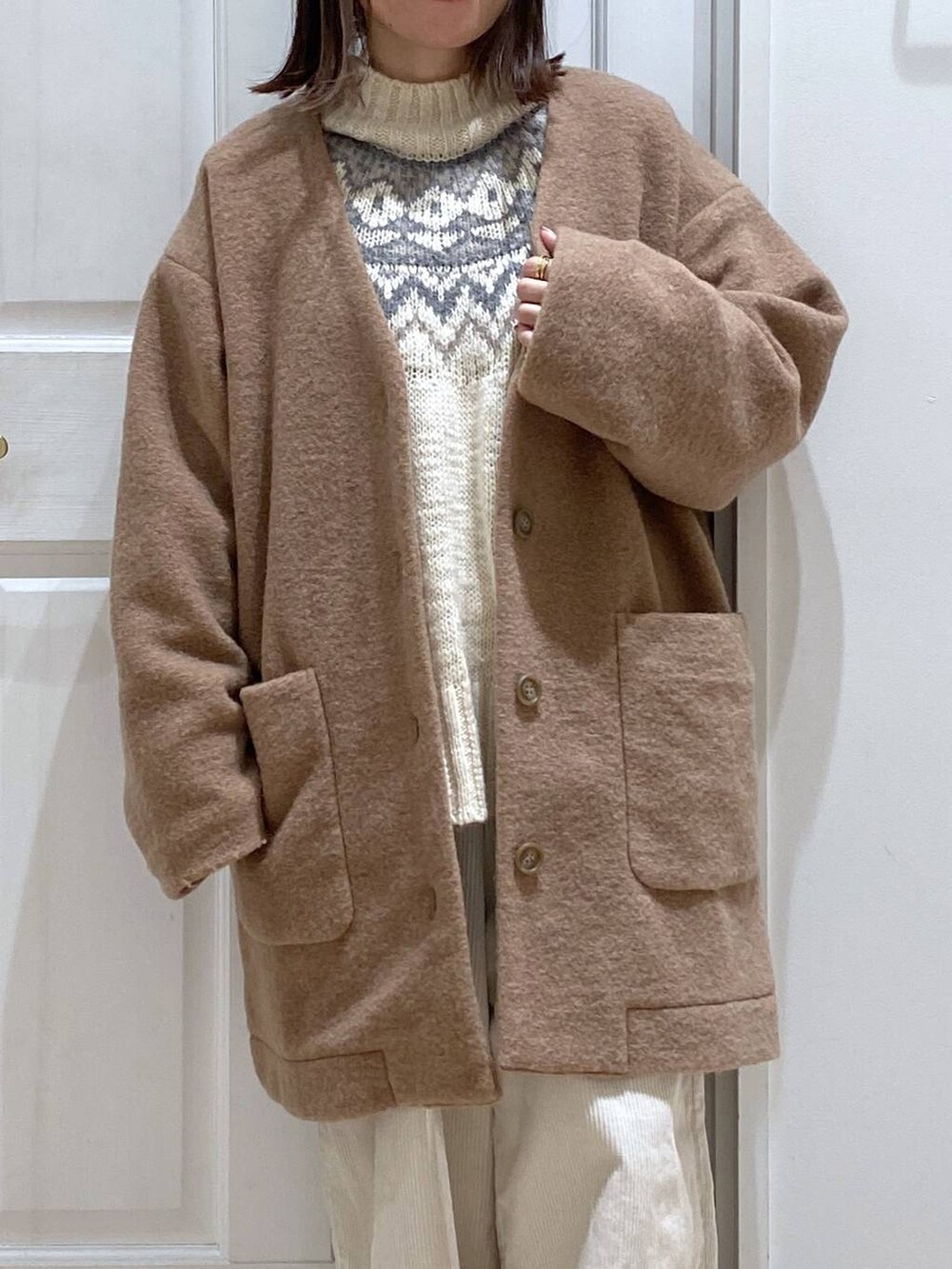 ホワイト系のその他パンツ、ブラウン系のノーカラージャケット、ブラウン系のブーツを着用したレディースの春コーディネートの3枚目の写真