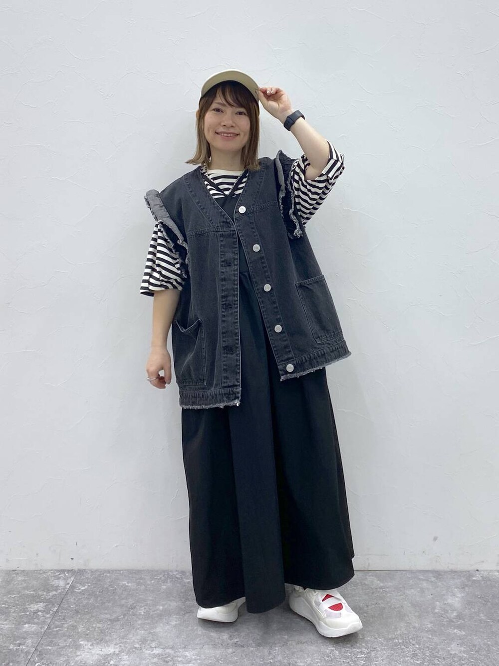 ブラック系のスカート、その他のTシャツ/カットソー、ホワイト系のサンダルを着用したレディースの春コーディネートの2枚目の写真