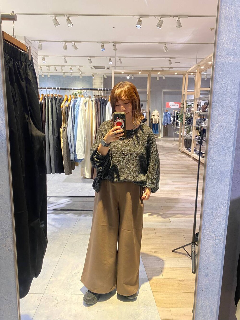 ブラック系のニット/セーター、シルバー系のネックレスを着用したレディースの秋コーディネートの2枚目の写真