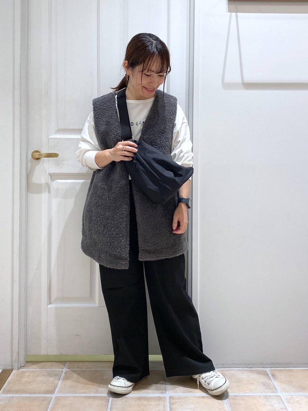 ブラック系のその他パンツ、その他のベスト、その他のTシャツ/カットソーを着用したレディースの秋コーディネートの2枚目の写真