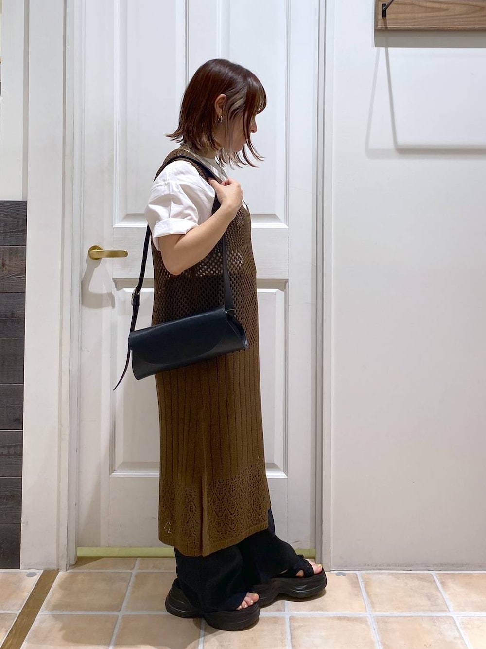 ブラック系のサンダル、ブラック系のその他パンツ、ホワイト系のTシャツ/カットソーを着用したレディースの夏コーディネートの4枚目の写真