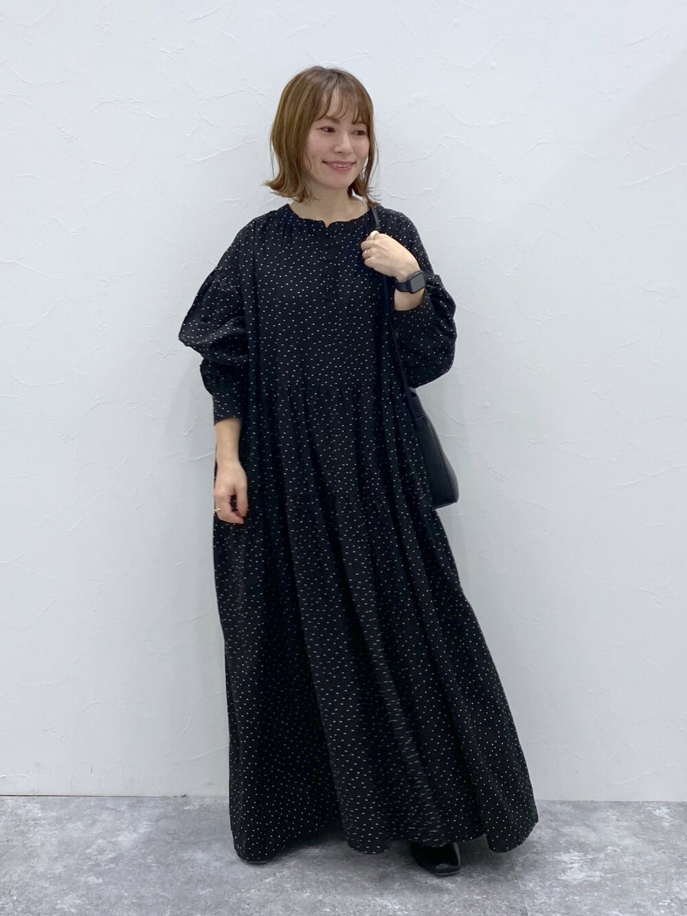 その他のワンピース、ブラック系のショルダーバッグ、ブラック系のパンプスを着用したレディースの冬コーディネートの2枚目の写真