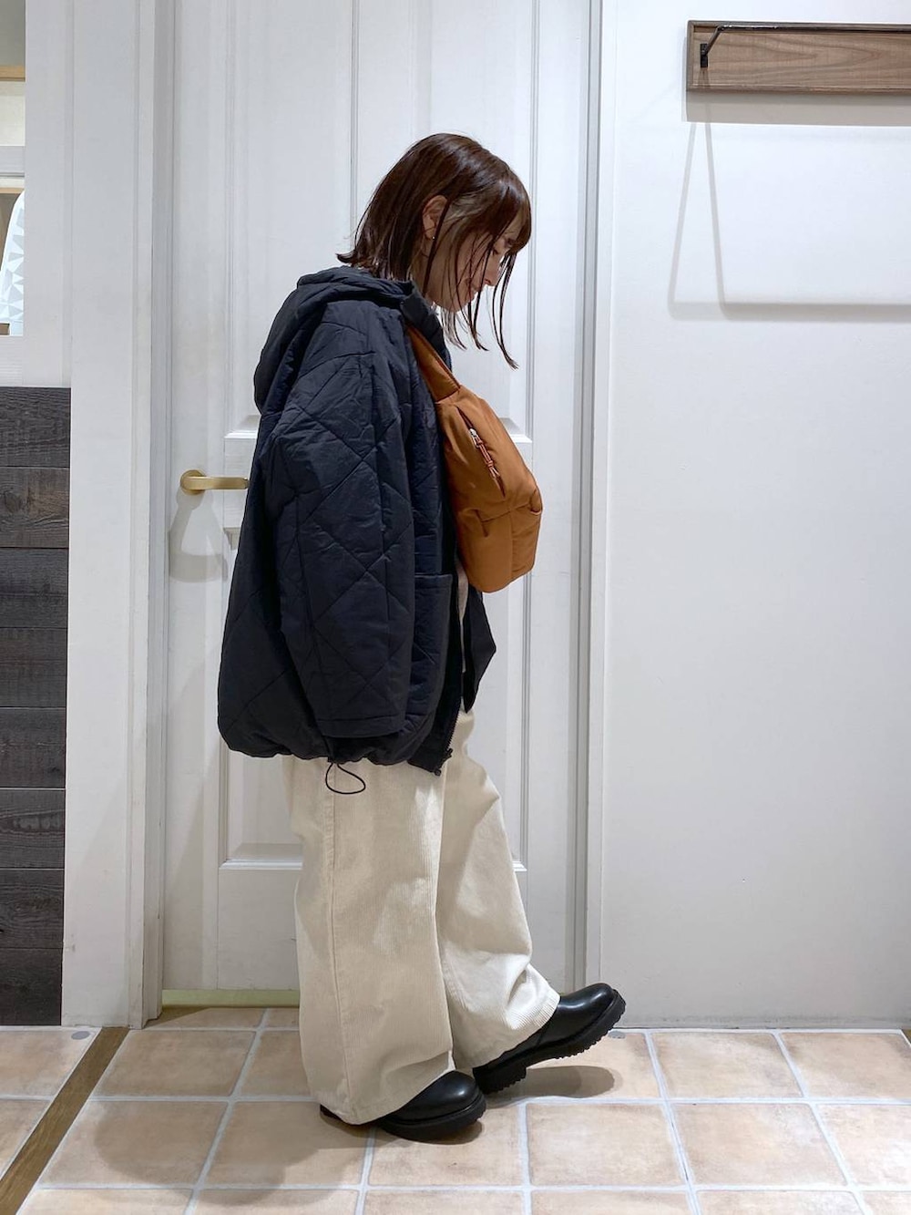 ホワイト系のその他パンツ、ブラウン系のニット/セーター、その他のその他アウターを着用したレディースの冬コーディネートの5枚目の写真